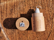 Lade das Bild in den Galerie-Viewer, Zahnseide aus Maisstärke in Bambusbox